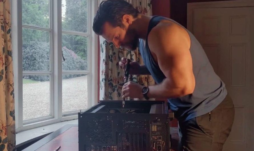 Henry Cavill armando una PC para jugar es justo el contenido que necesitamos