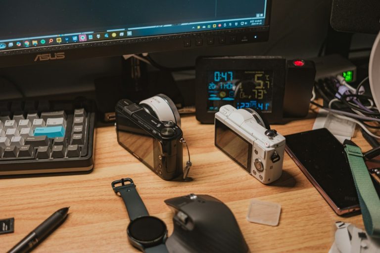 Productos tecnológicos organizados para fotografiar y preparar un anuncio de venta